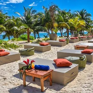 מלון Mia Beachfront - Ocean View And Club, טולום